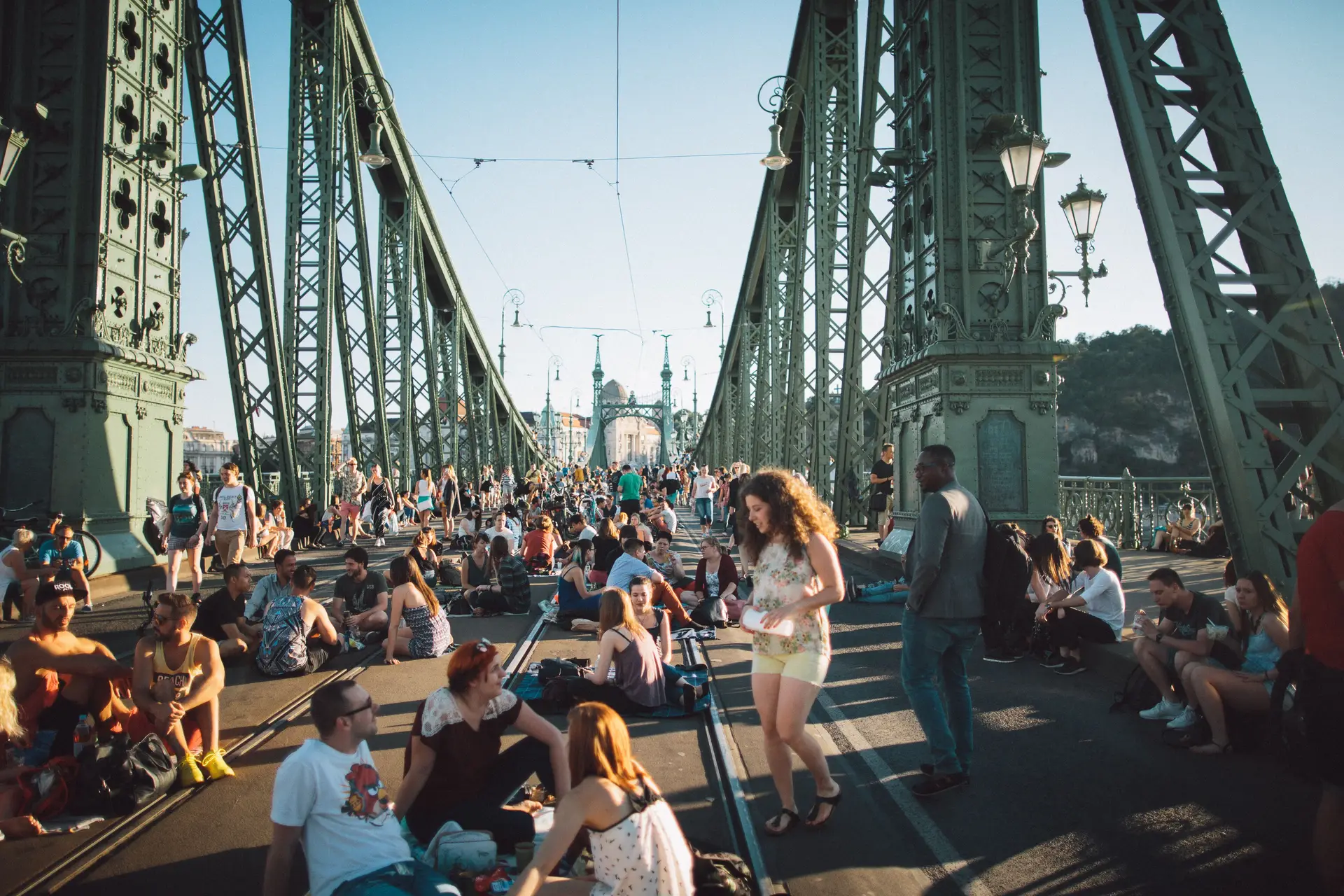 Közösségi élmény a Szabadság hídon Budapesten